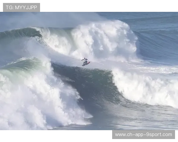 冲浪摄影师捕捉超巨浪画面，选手置身海之巨口